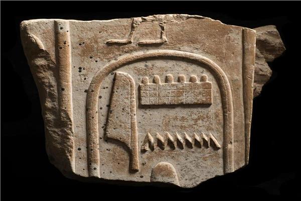   السفارة المصرية فى لندن تتسلم قطعة أثرية مسروقة من معبد الكرنك
