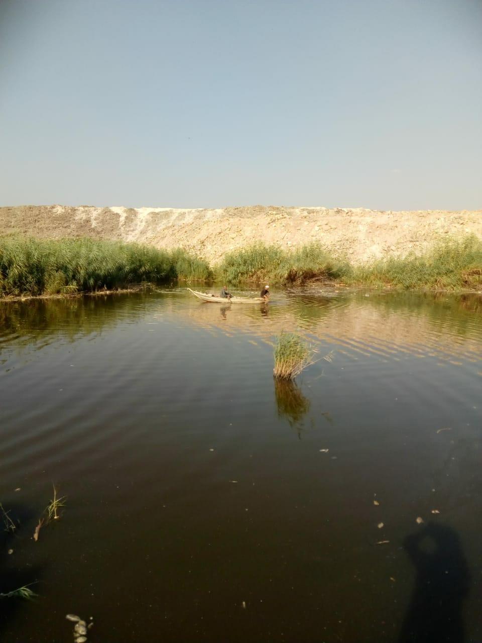   صور | انتهاء عملية تطهير  بحيرة عرب العليقات بالخانكة من الأسماك النافقة 