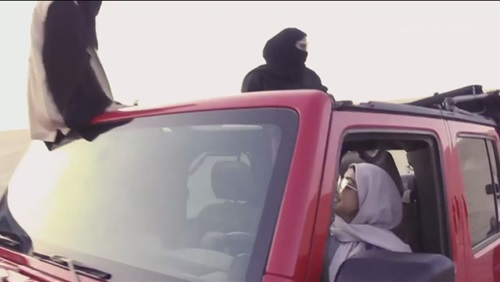   شاهد | سعوديات يشاركن في سباق السيارات بالصحراء