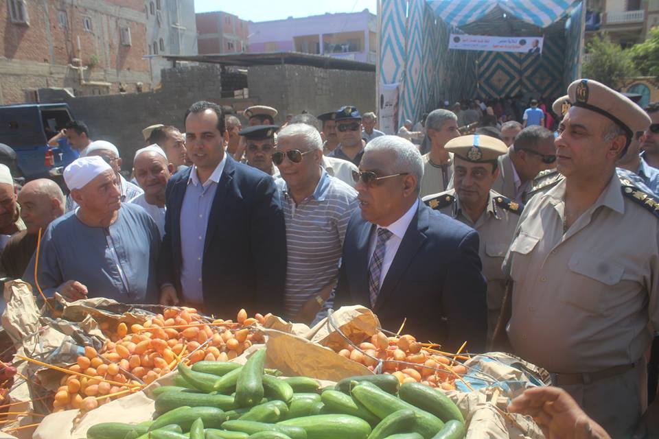   بالصور|| مدير أمن كفر الشيخ يفتتح معرضاً لبيع الفواكه والخضروات بأسعار مخفضة
