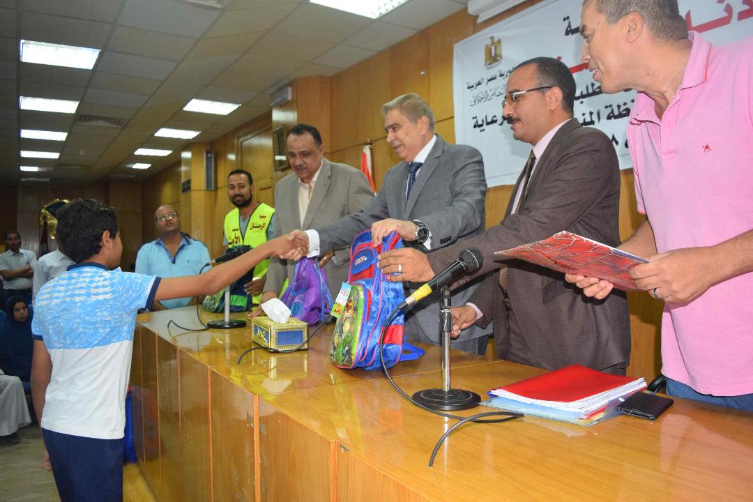   محافظ المنيا يوزع حقائب مدرسية قدمتها الاورمان للطلاب الأولى بالرعاية