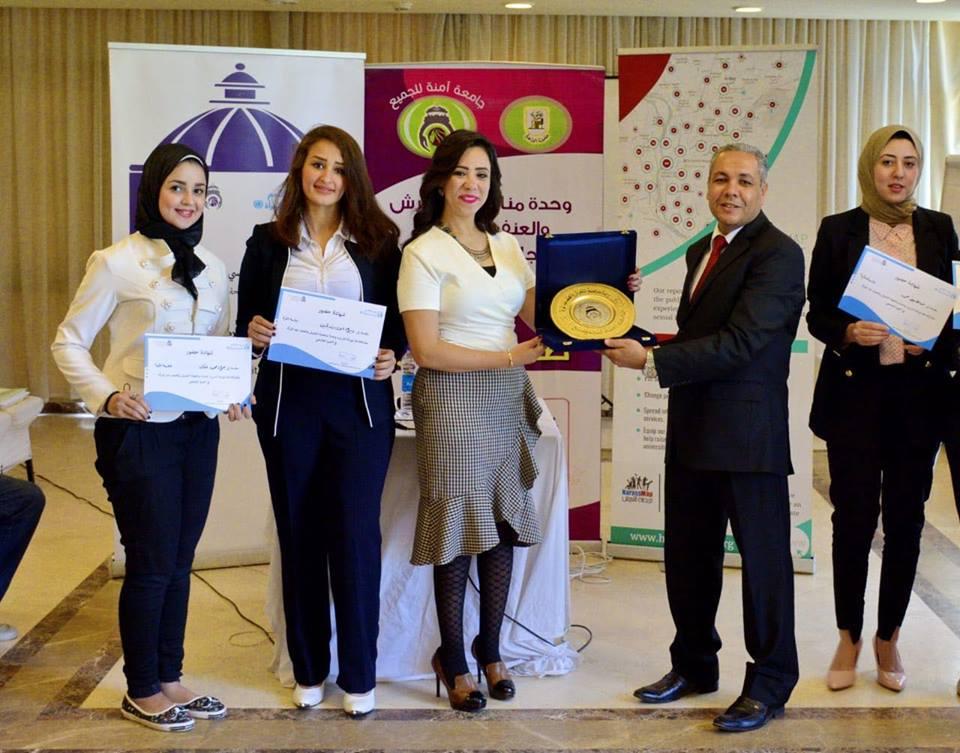   جامعة القاهرة تهدي "المنيا" درعًا  فى مؤتمر  "مناهضة التحرش والعنف ضد المرأة"