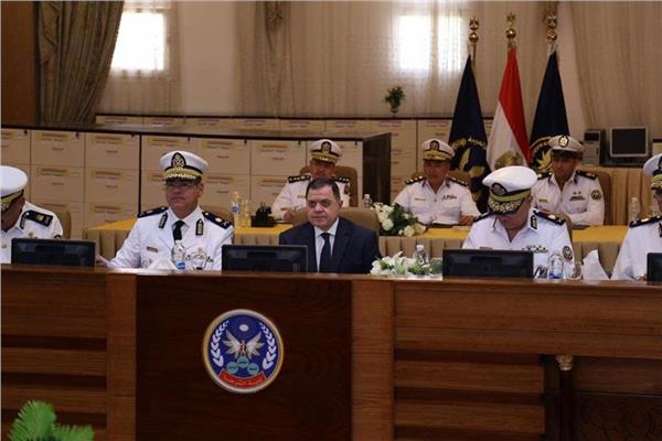   وزير الداخلية يناقش الطلبة المتقدمين لكلية الشرطة بكشف الهيئة