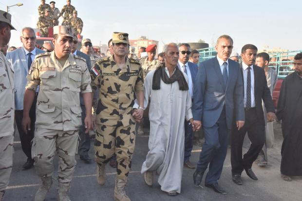   محافظ أسيوط يتقدم الجنازة العسكرية لشهيد سيناء إسلام علي
