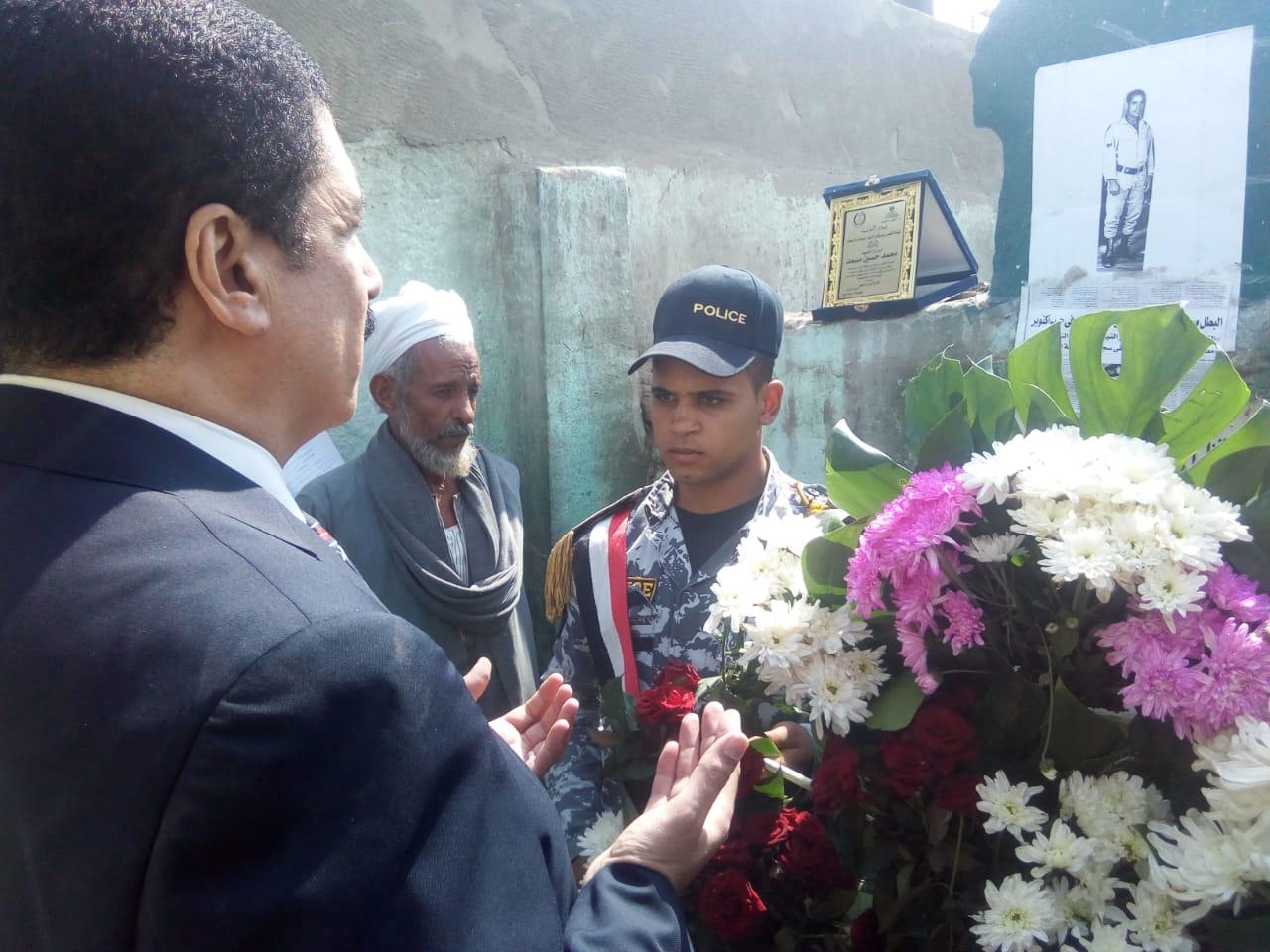   محافظ القليوبية يضع إكليل الزهور على قبر أول شهيد  في حرب أكتوبر المجيدة