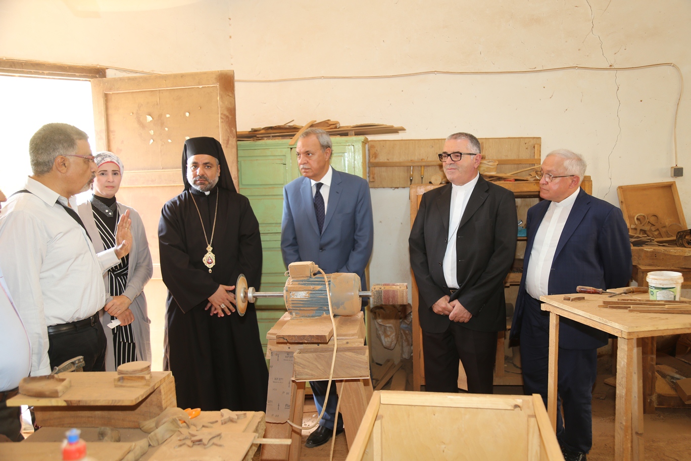   محافظ قنا يستقبل وفد إيطالي بمركز الصناعات الخشبية بقرية حجازة