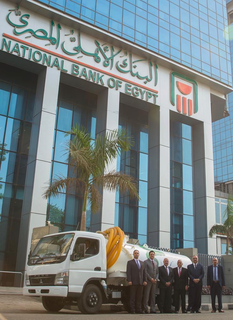    البنك الأهلي المصري يقوم بإهداء سيارة شفط مياه الي محافظة القاهرة 
