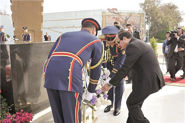   الرئيس السيسي يضع إكليلا من الزهور على النصب التذكاري بمناسبة انتصارات أكتوبر