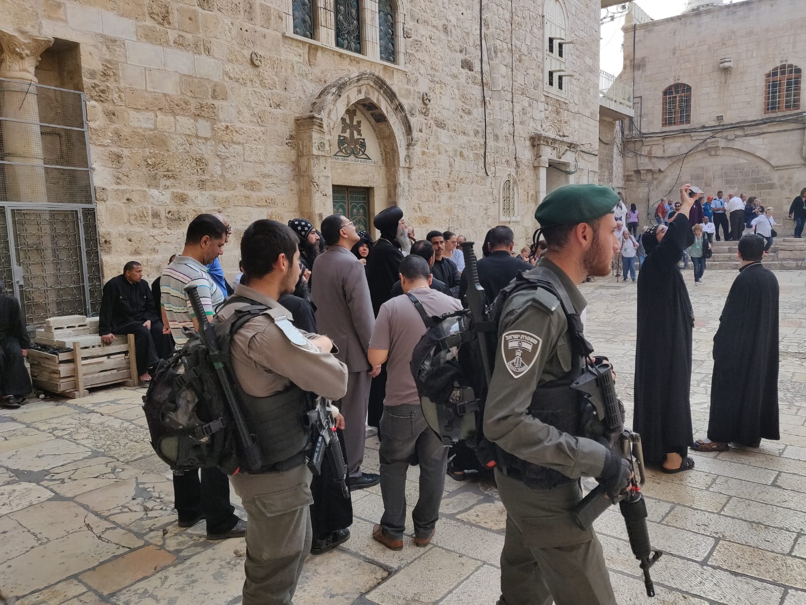   بالفديو|| تفاصيل 3 دقائق اعتدى فيها الاحتلال الاسرائيلى على رهبان كنيسة الأقباط بالقدس