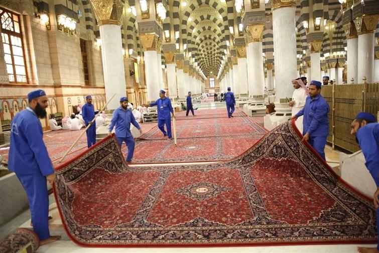   تجديد سجاد المسجد النبوي استعدادا لموسم العمرة