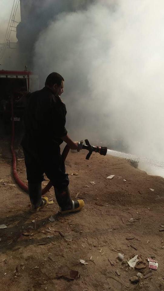   مطافئ دمياط تسيطر على حريق بمنطقة عزبة العمال بالسنانية