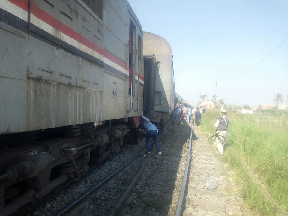   صور|| توقف حركة القطارات بعد خروج جرار قطار عن القضبان ببني سويف