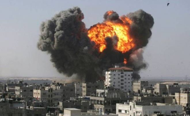   مقاتلات الاحتلال تقصف عمارة سكنية وتدمر مستشفى بغزة