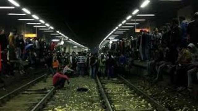   «هيئة المترو»: تفاصيل شاب حاول الانتحار بإلقاء نفسه أمام مترو «الشهداء»