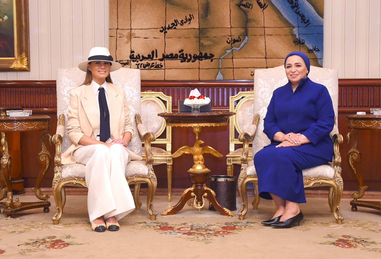   صور| قرينة الرئيس السيسى تودع ميلانيا ترامب بعد زيارة قصيرة لمصر