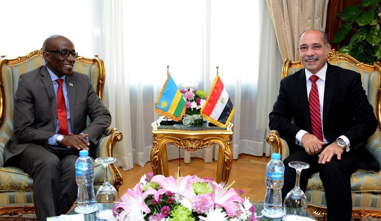   وزير الطيران المدني يلتقى سفير رواندا بالقاهرة