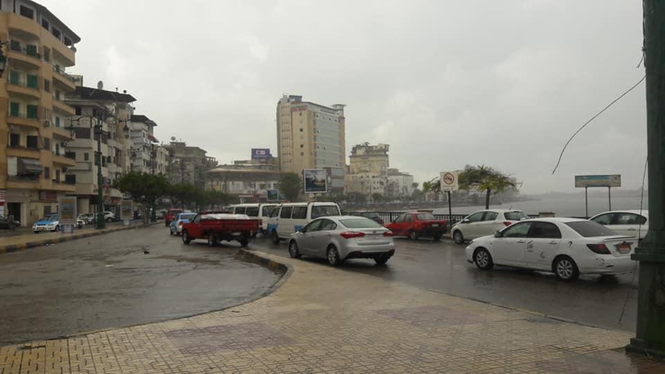   موجة أمطار متوسطة تهطل على محافظة دمياط والميناء يعمل بكامل طاقته