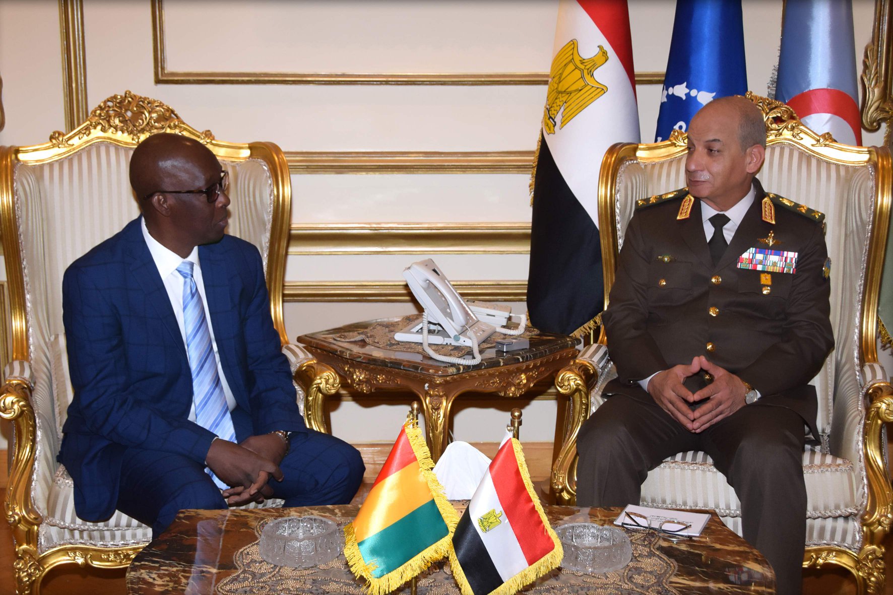   وزير الدفاع يلتقى وزير الدولة لشئون الرئاسة ووزير الدفاع الوطنى لجمهورية غينيا