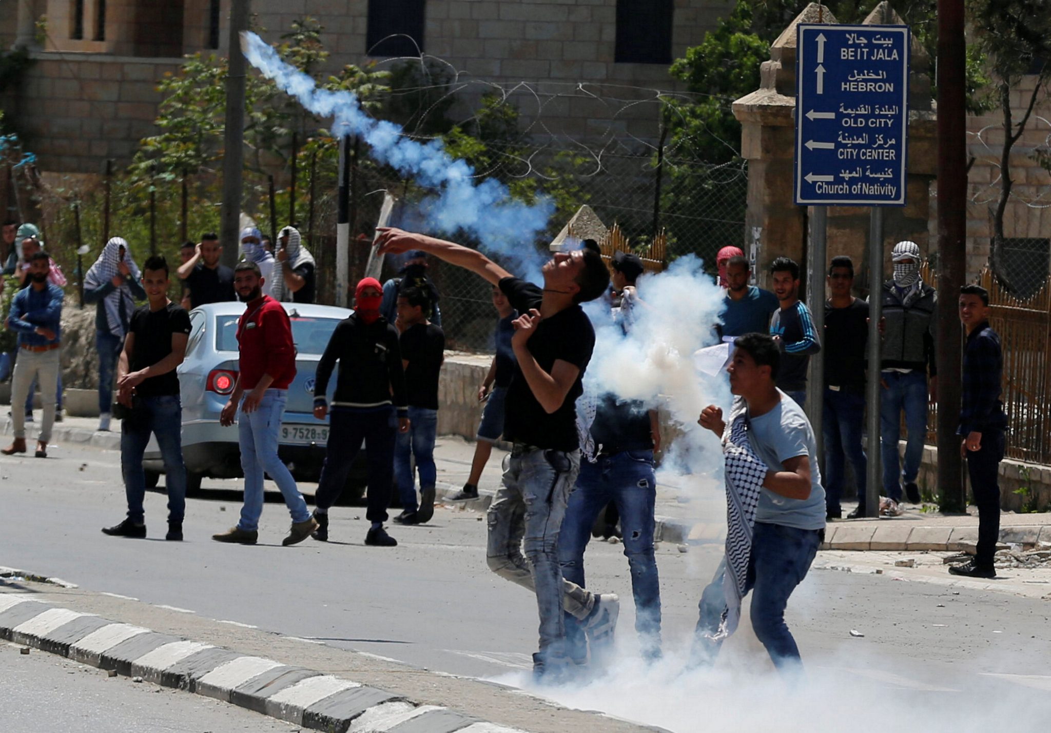   إصابة فلسطينى بالرصاص خلال مواجهات مع الاحتلال الإسرائيلى قرب رام الله