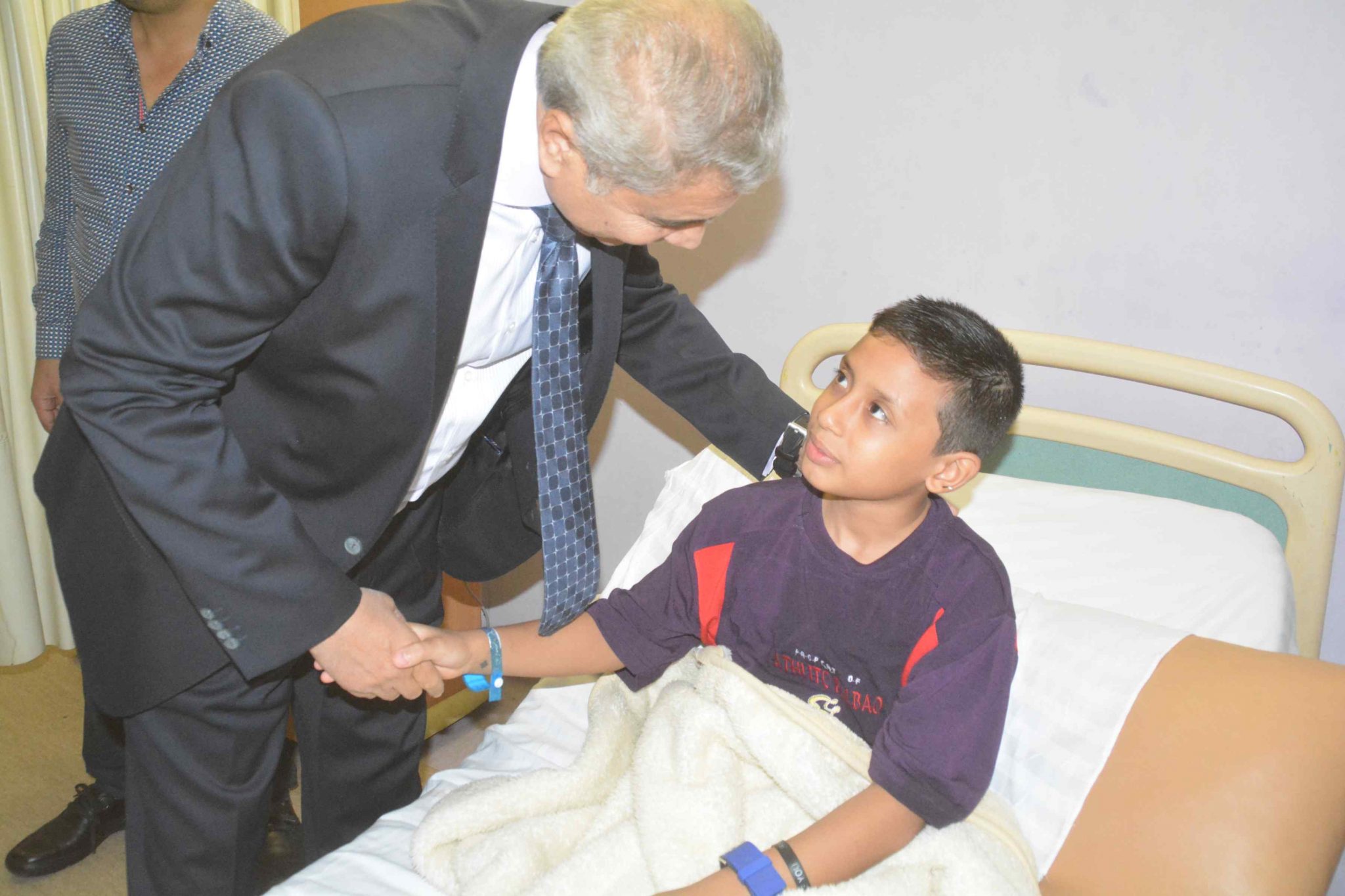   محافظ المنيا يزور المصابين في حادث دير الأنبا صموئيل بمستشفى الشيخ 