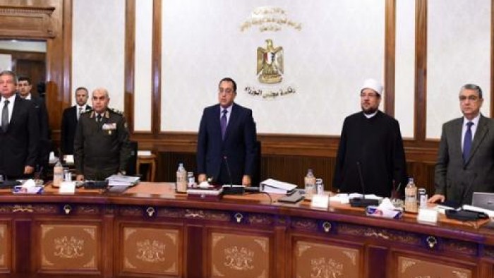   مجلس الوزراء يقف دقيقة حدادًا على شهداء حادث المنيا الإرهابي
