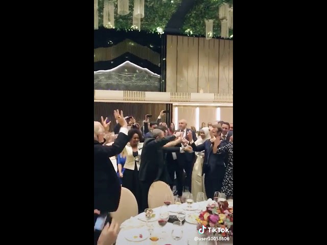   شاهد | رئيس فرنسا وزوجته يرقصان في حفل زفاف مغربى