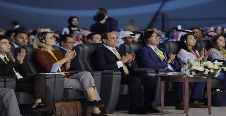   الرئيس السيسى يلتقى مجموعة من الشباب المصريين والأجانب بمنتدى شرم الشيخ
