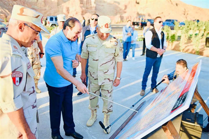   صور .. الرئيس السيسى يشهد الأعمال الإنشائية لطريق النفق شرم الشيخ