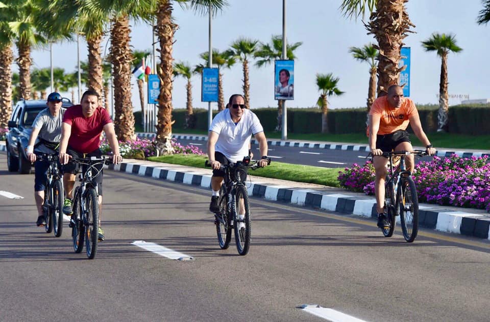   بسام راضى: الرئيس السيسي يتجول بالدراجة فى مدينة شرم الشيخ (فيديو وصور)