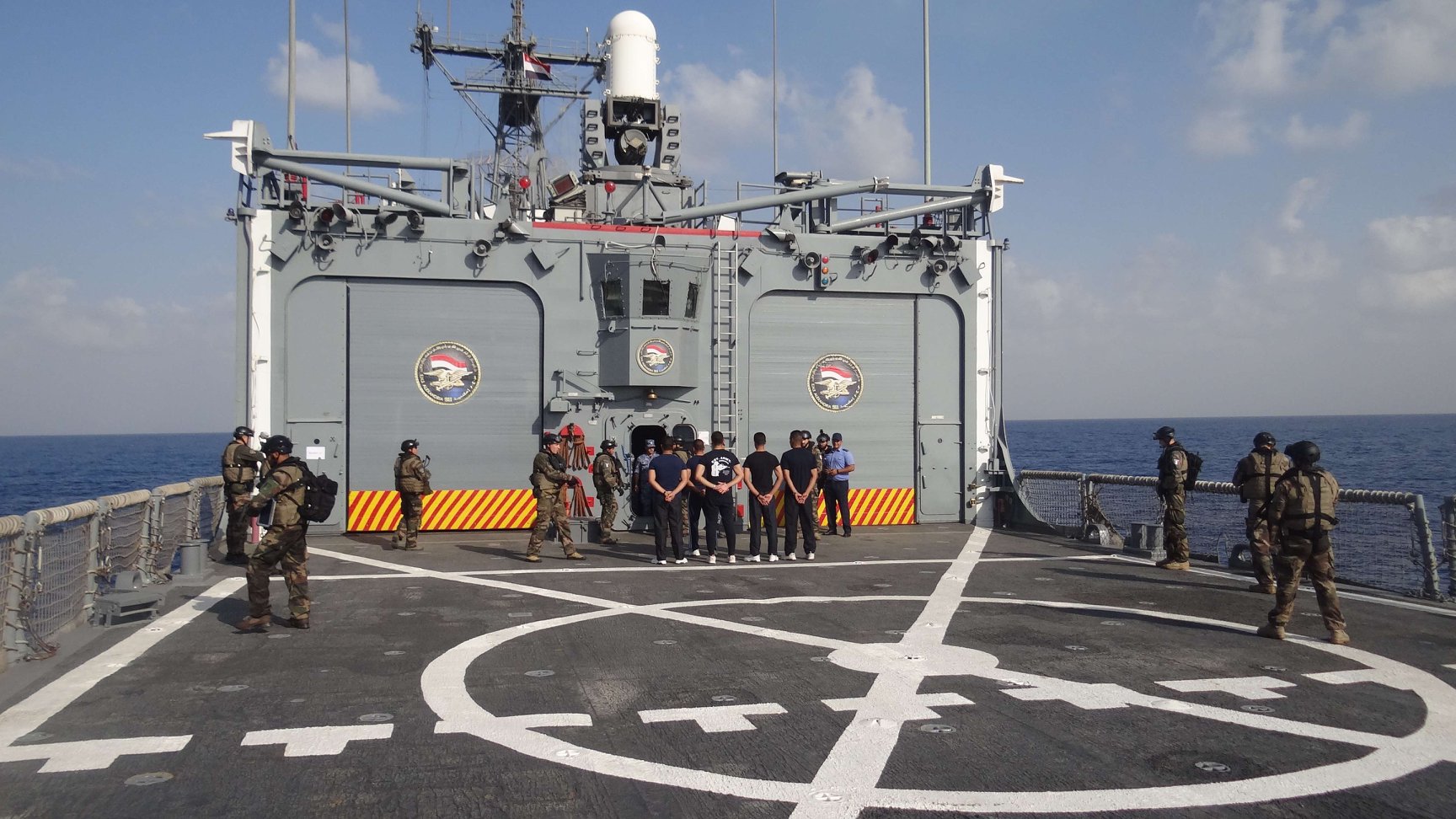   البحرية المصرية والفرنسية تنفذان تدريبًا عابرًا بنطاق البحر المتوسط