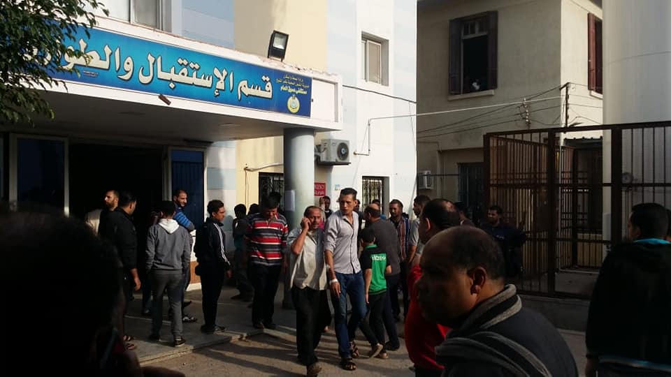   صور|| أهالى المتوفاة فى مستشفى خاص ينتظرون خروج الجثمان أمام مشرحة «دسوق»
