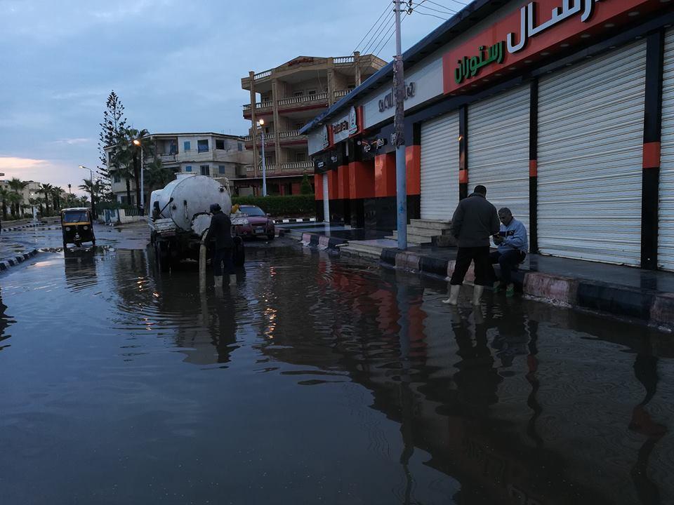   بالصور..سحب مياه الأمطار من شوارع مصيف بلطيم  