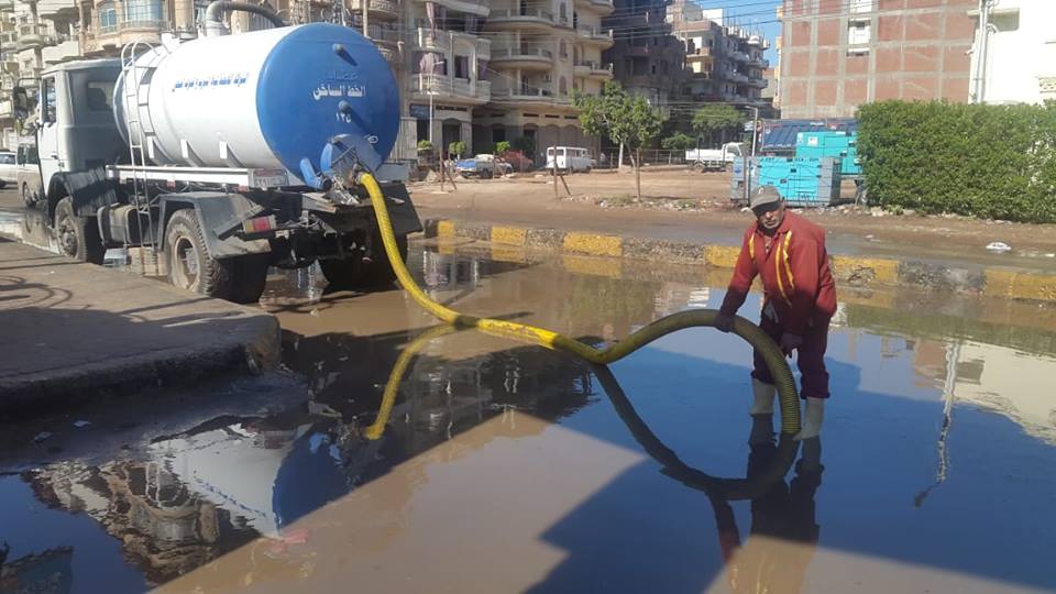    بالصور|| شفط مياه الأمطار من شوارع دسوق وتكثيف حملات النظافة