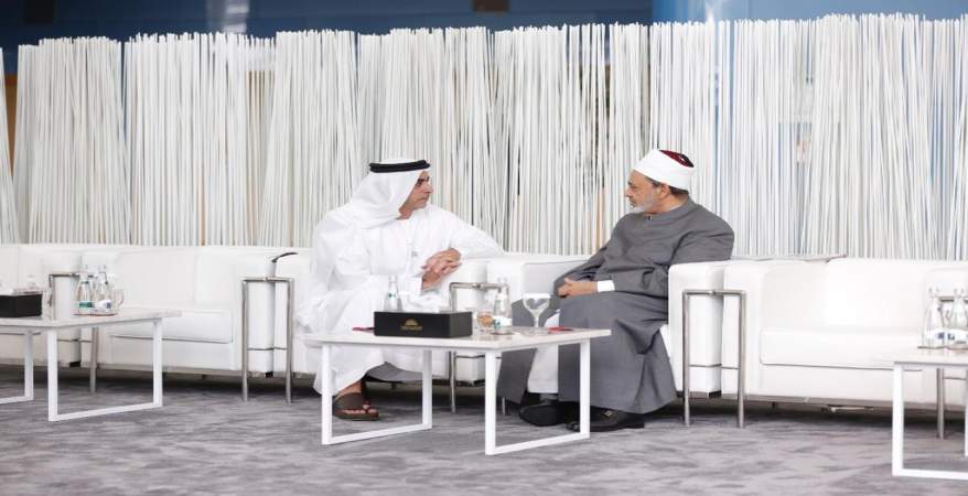   الإمام الأكبر يلتقي وزير الداخلية الإماراتي على هامش ملتقى الأديان