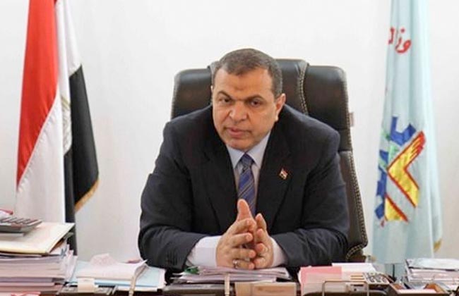   وزير القوى العاملة يتلقى تقريرًا حول وفاة أول طبيب مصري بالكويت بعد إصابته بـ «كورونا»