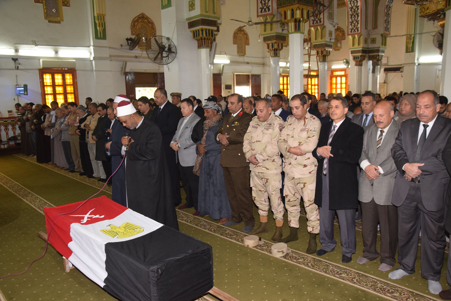   محافظ بني سويف ومدير الأمن يتقدمان جنازة شهيد سيناء