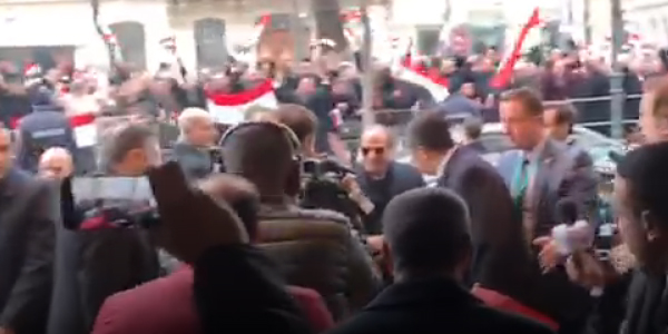   شاهد| الجالية المصرية بالنمسا تحتشد حول الرئيس السيسي بالأعلام والأغانى الوطنية لحظة وصوله