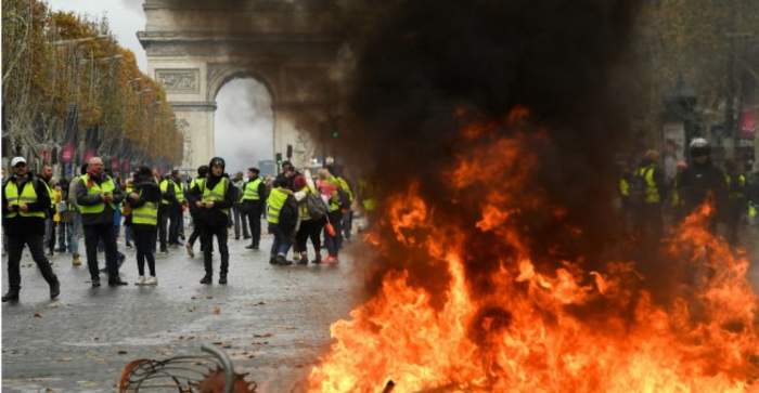    وزير الداخلية الفرنسي: ندرس فرض حالة الطوارئ لمواجهة احتجاجات «السترات الصفراء»