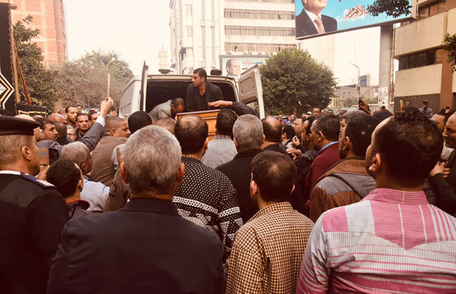   وصول جثمان إبراهيم سعدة إلى مسجد عمر مكرم لأداء صلاة الجنازة عليه