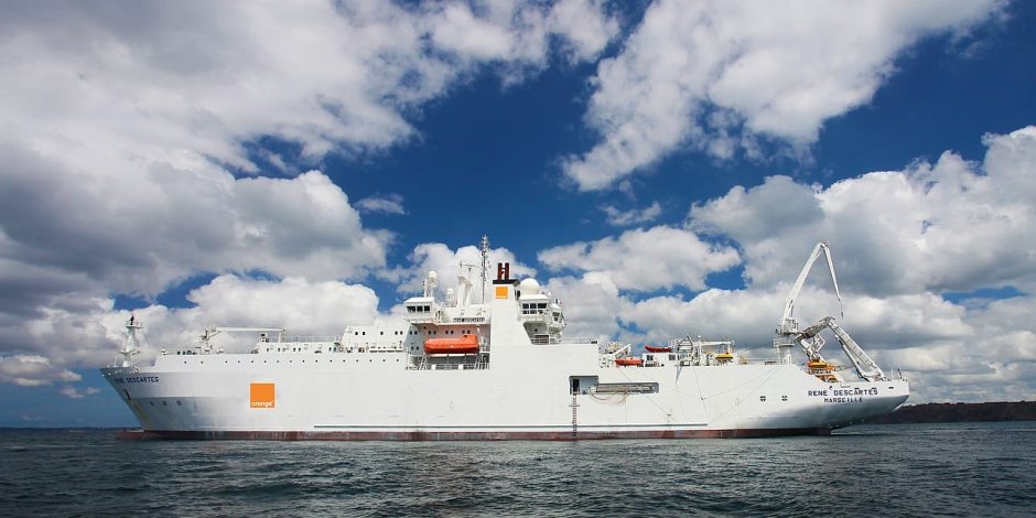 في رحلة تستغرق 8 أشهر ..سفينة « رينيه ديكارت» التابعة لـ «Orange Marine» تعبر قناة السويس