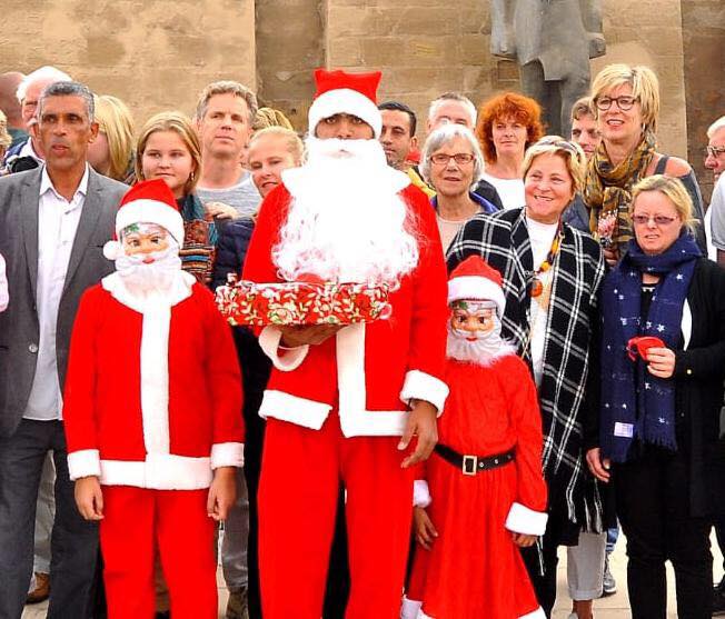   بابا نويل يوزع هدايا على السائحين بمعابد الأقصر 
