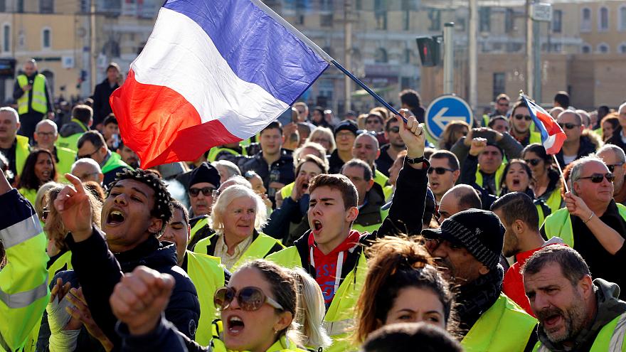   سياسي: حركة «السترات الصفراء» ليس لها قائد وهناك 9 ملايين فرنسي تحت خط الفقر