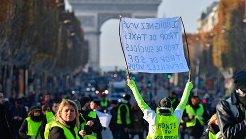   صور | عودة تظاهرات باريس والأمن يرد بالغاز
