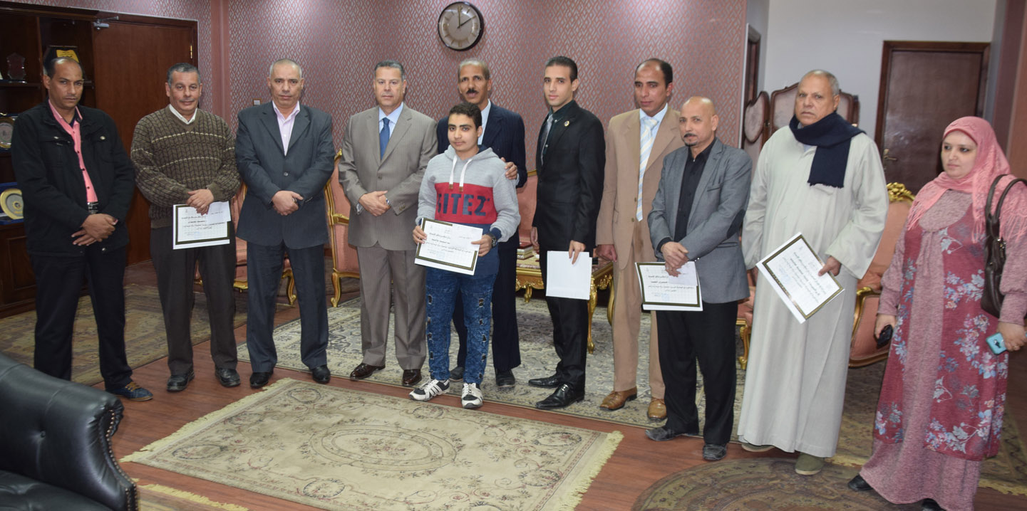  صور|| محافظ بني سويف يكرم الفائزين في المسابقة الدينية بإذاعة شمال الصعيد