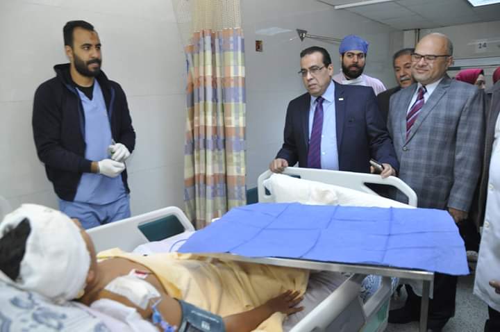   رئيس جامعة قناة السويس يزور الطفل حمزة عاصم 