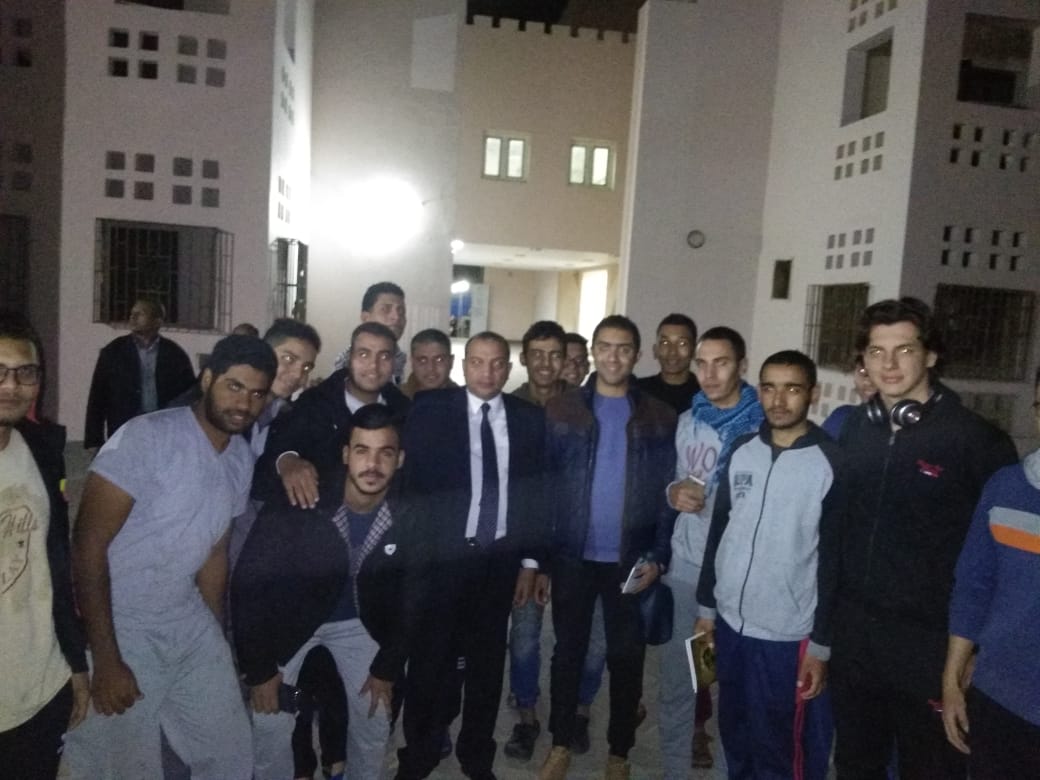   رئيس جامعة بني سويف في زيارة مفاجئة للمدن الجامعية ليلًا