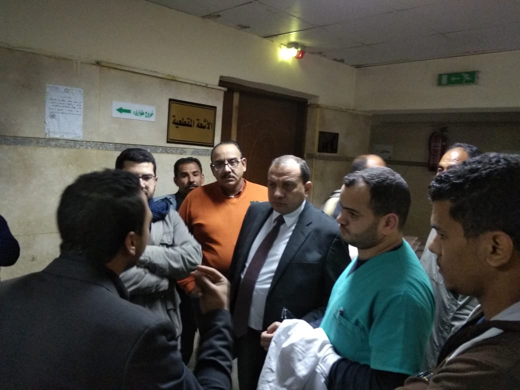   بالصور|| رئيس جامعة بني سويف يقوم بزيارة مفاجئة للمستشفى الجامعي ليلا