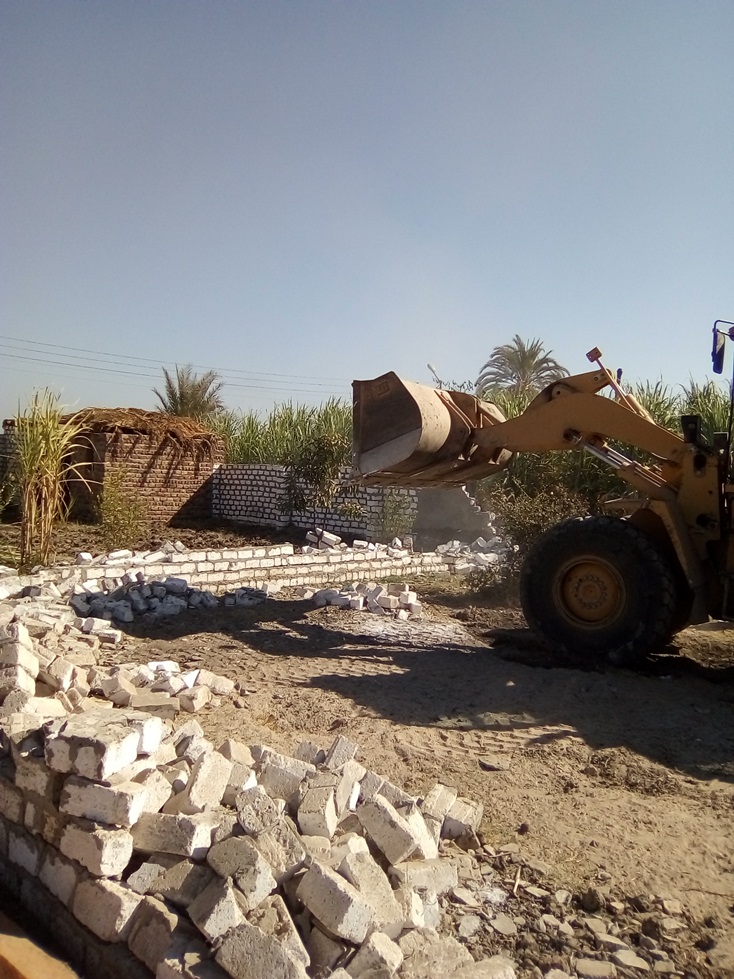   بالصور|| محافظ قنا: إزالة 125حالة تعدٍ على الأراضى الزراعية بمدن قوص ونقاده وفرشوط
