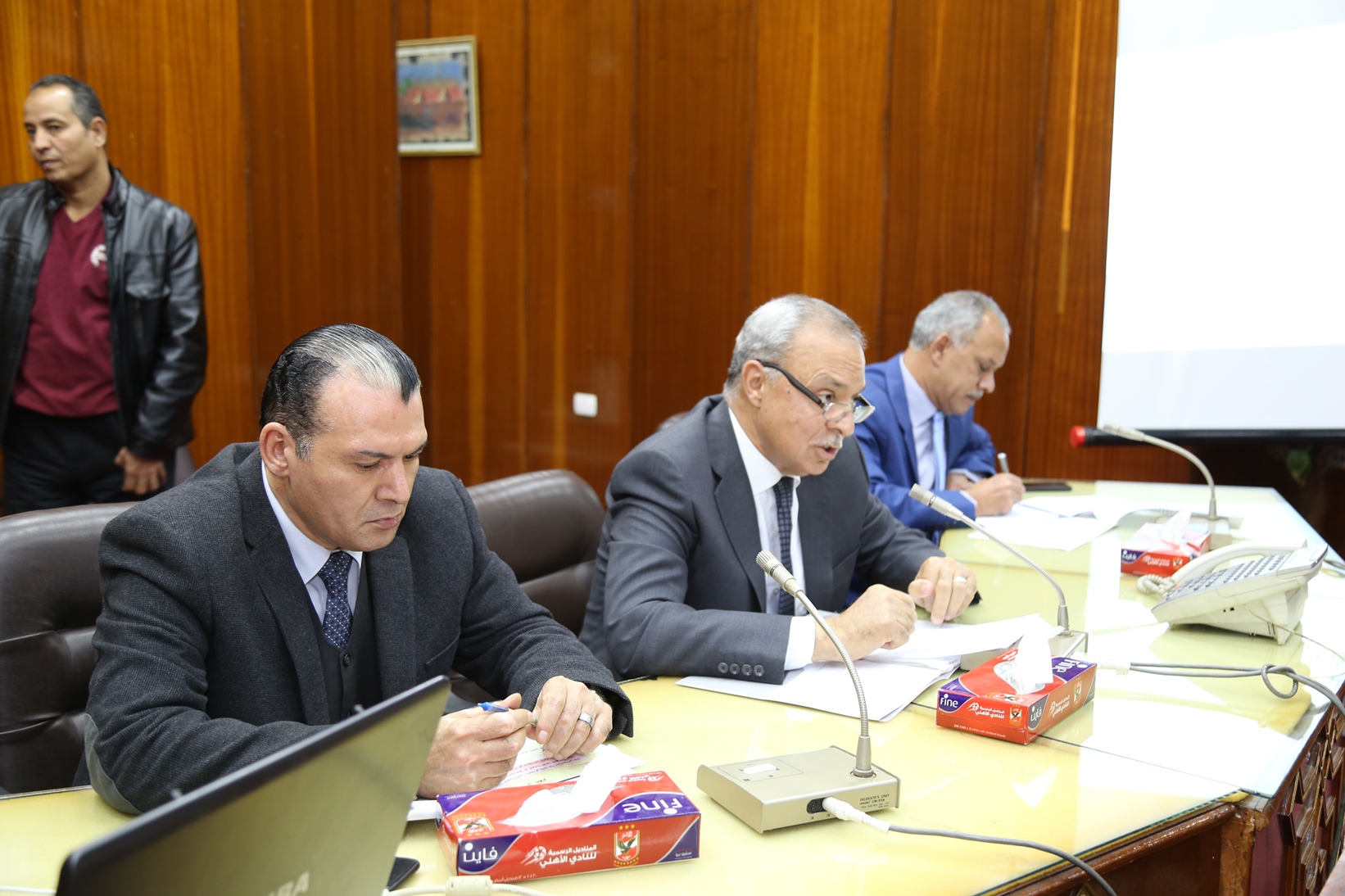   صور|| الهجان يناقش آليات إعداد الخطة المتوسطة الأجل 