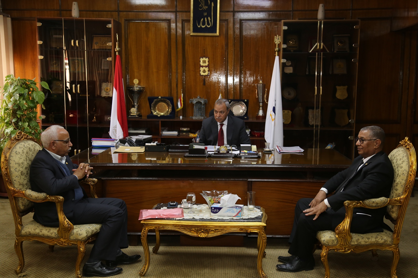   صور|| محافظ قنا يلتقي نائب رئيس الاتحاد العام لنقابات عمال مصر
